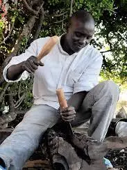 Jovem fazendo trabalho