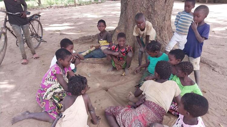 Watoto wanacheza