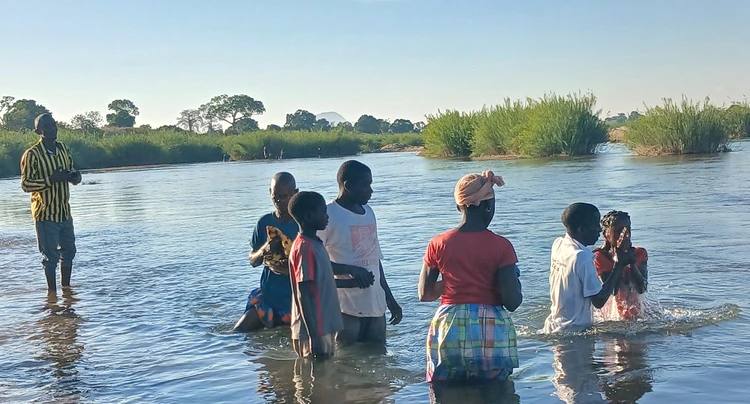 Vampwashaladile Yesu shiambiambi