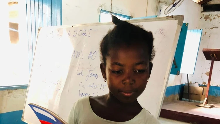 Mwali ankulipudya ibiblia ya vadyoko